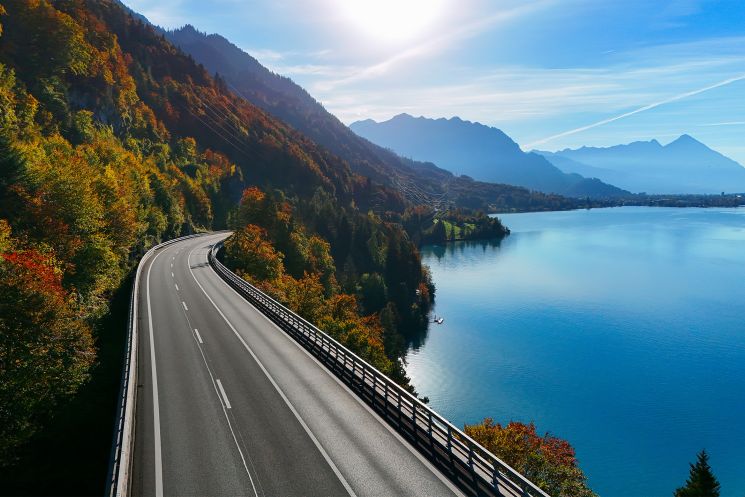 Zwischen See und Steilwand